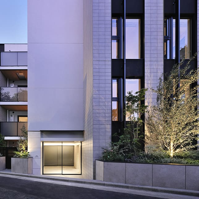 IPSE目黒 西面外観低層部(夕景)